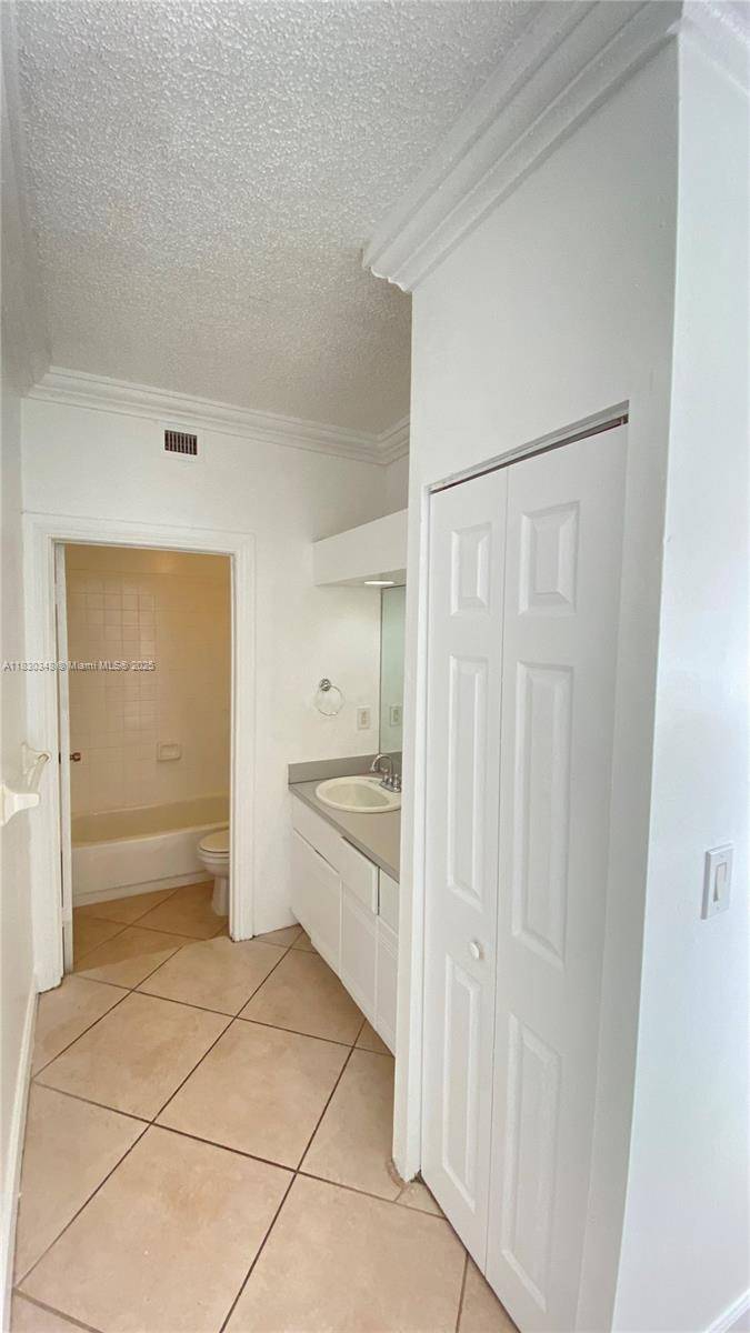 Miami Beach, FL 33139,1559 Michigan Ave #305