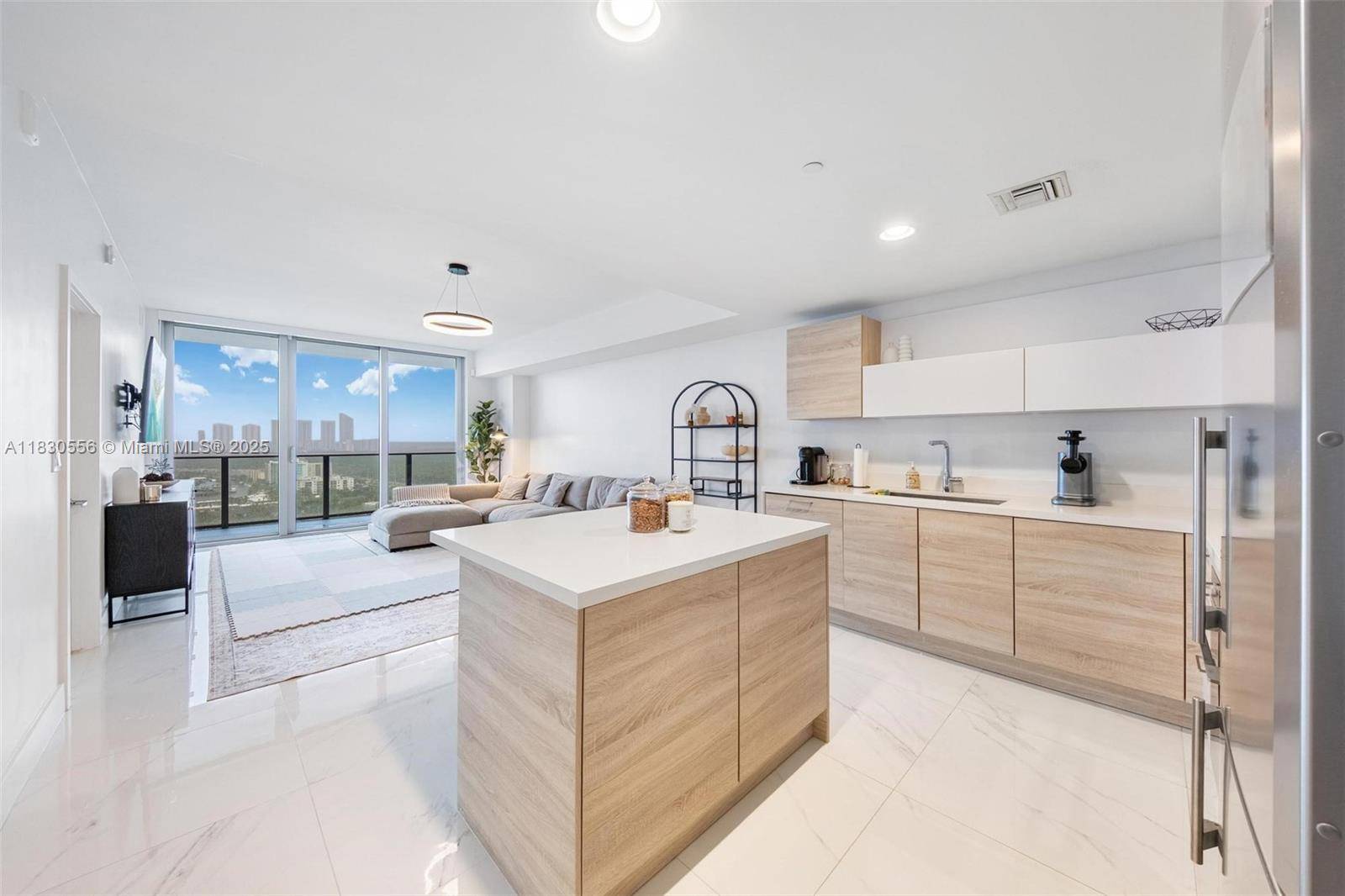 North Miami Beach, FL 33160,16385 Biscayne Blvd #2219