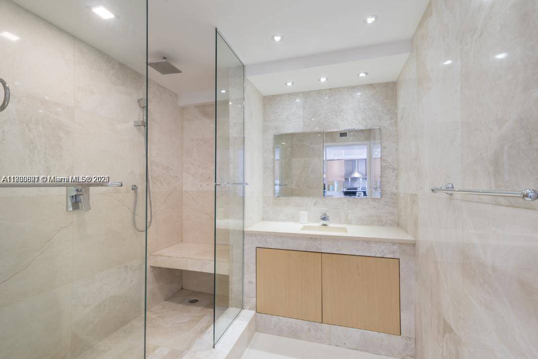 Miami Beach, FL 33139,401 Ocean Dr #1009