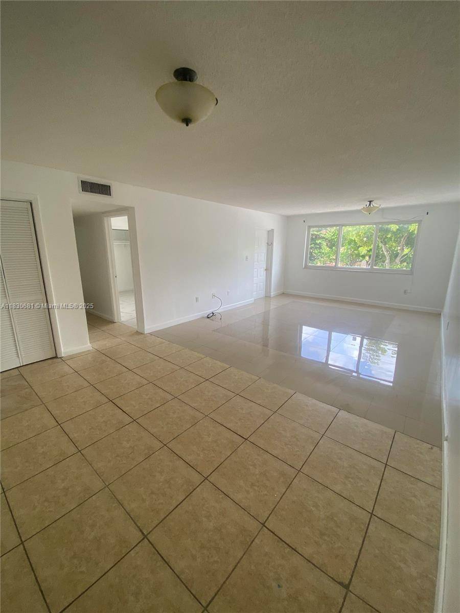 Hialeah, FL 33015,6930 Miami Gardens Dr #1-202