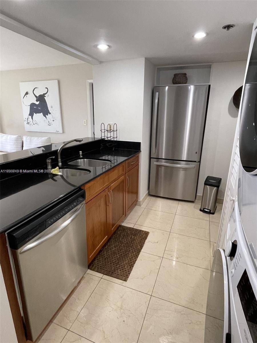 Miami, FL 33131,540 Brickell Key Dr #1211
