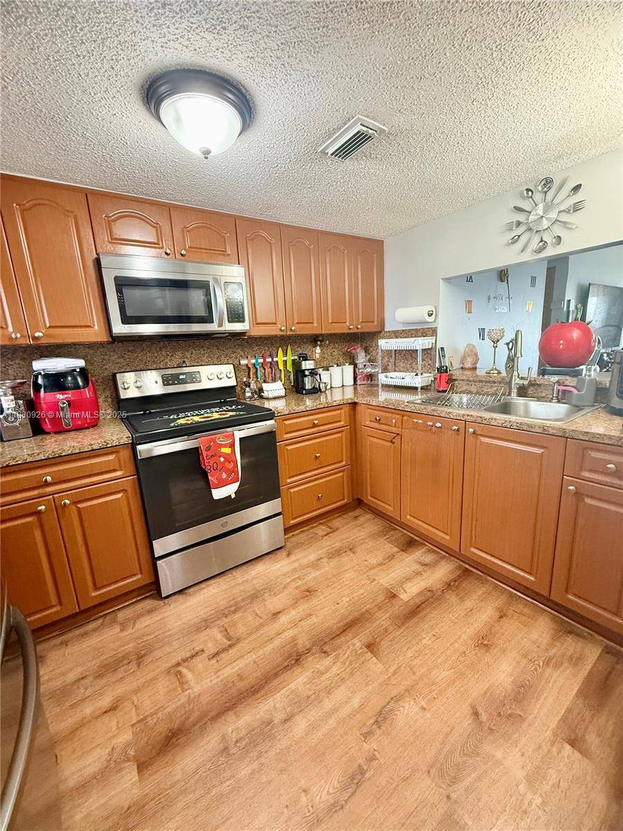 Hialeah Gardens, FL 33016,9917 W Okeechobee Rd #3-201