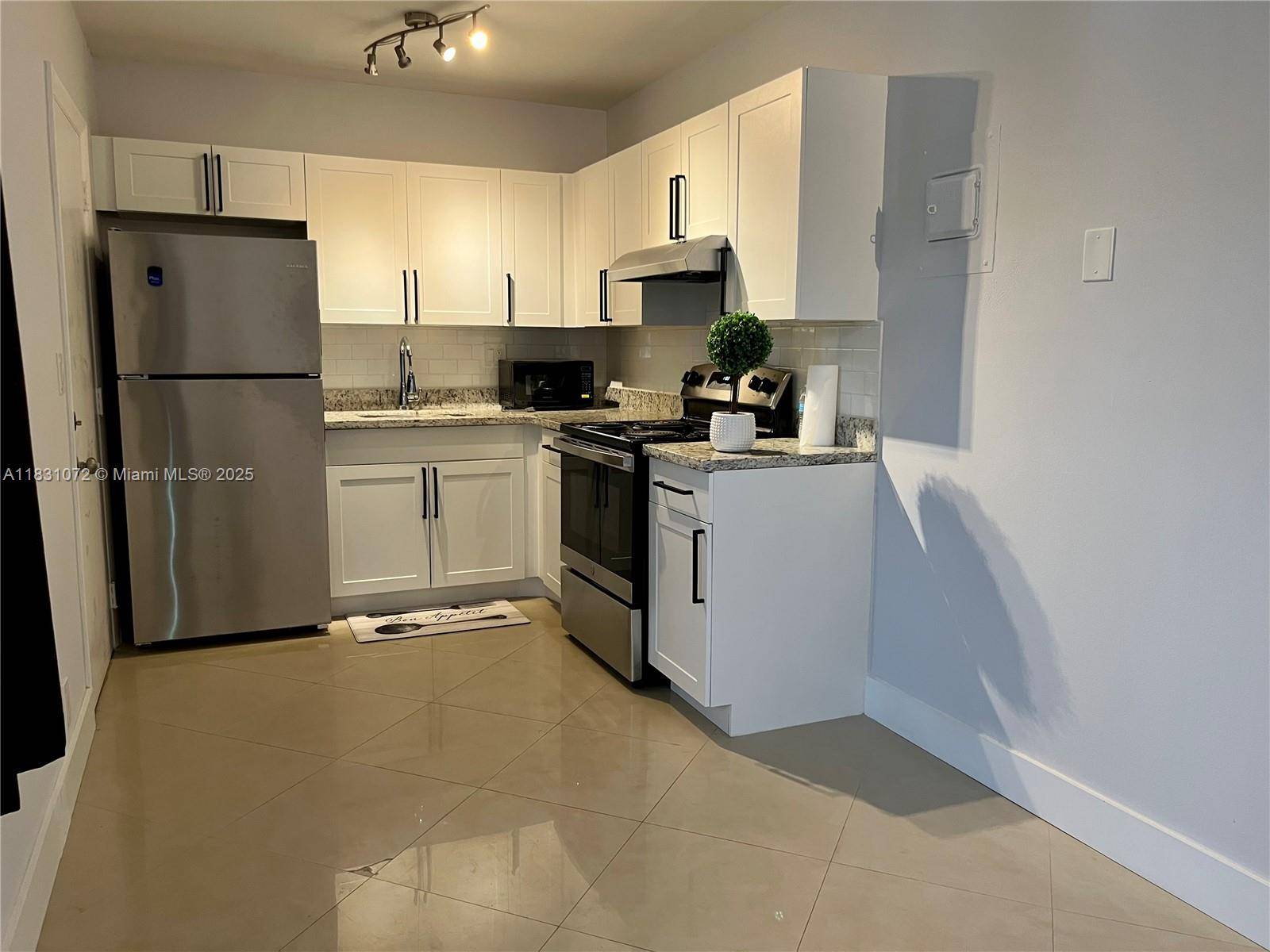 Hollywood, FL 33020,1824 Monroe St #8