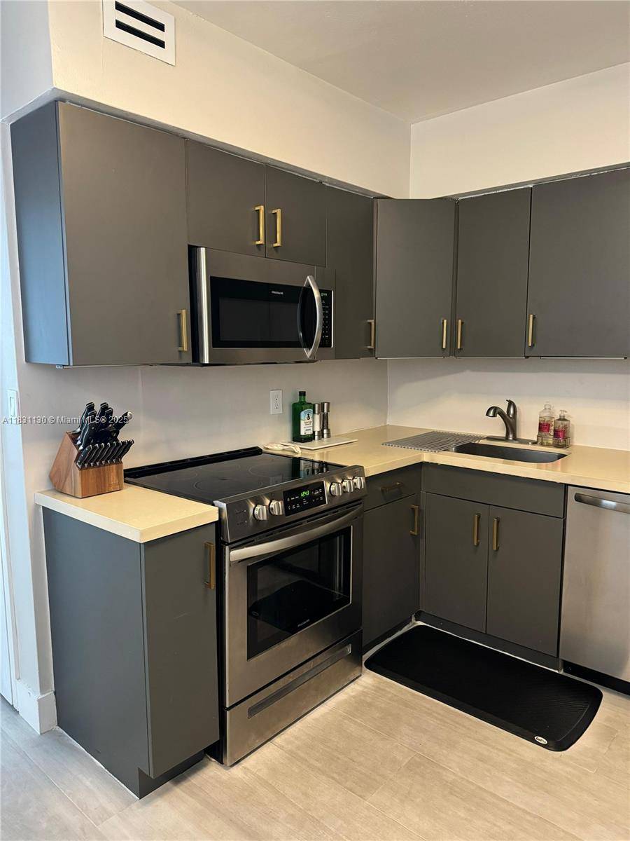 Miami Beach, FL 33140,5700 Collins Ave #3C