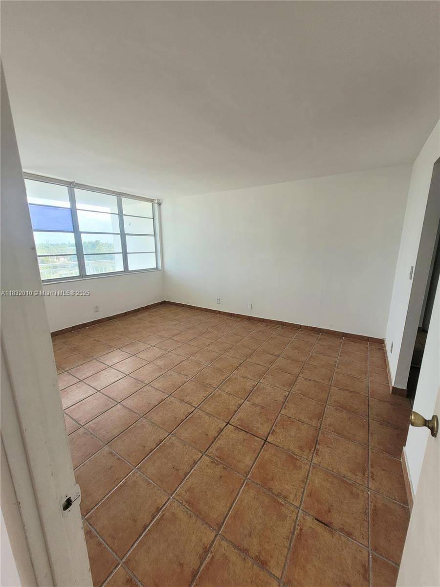 North Miami Beach, FL 33162,2025 NE 164th St #602