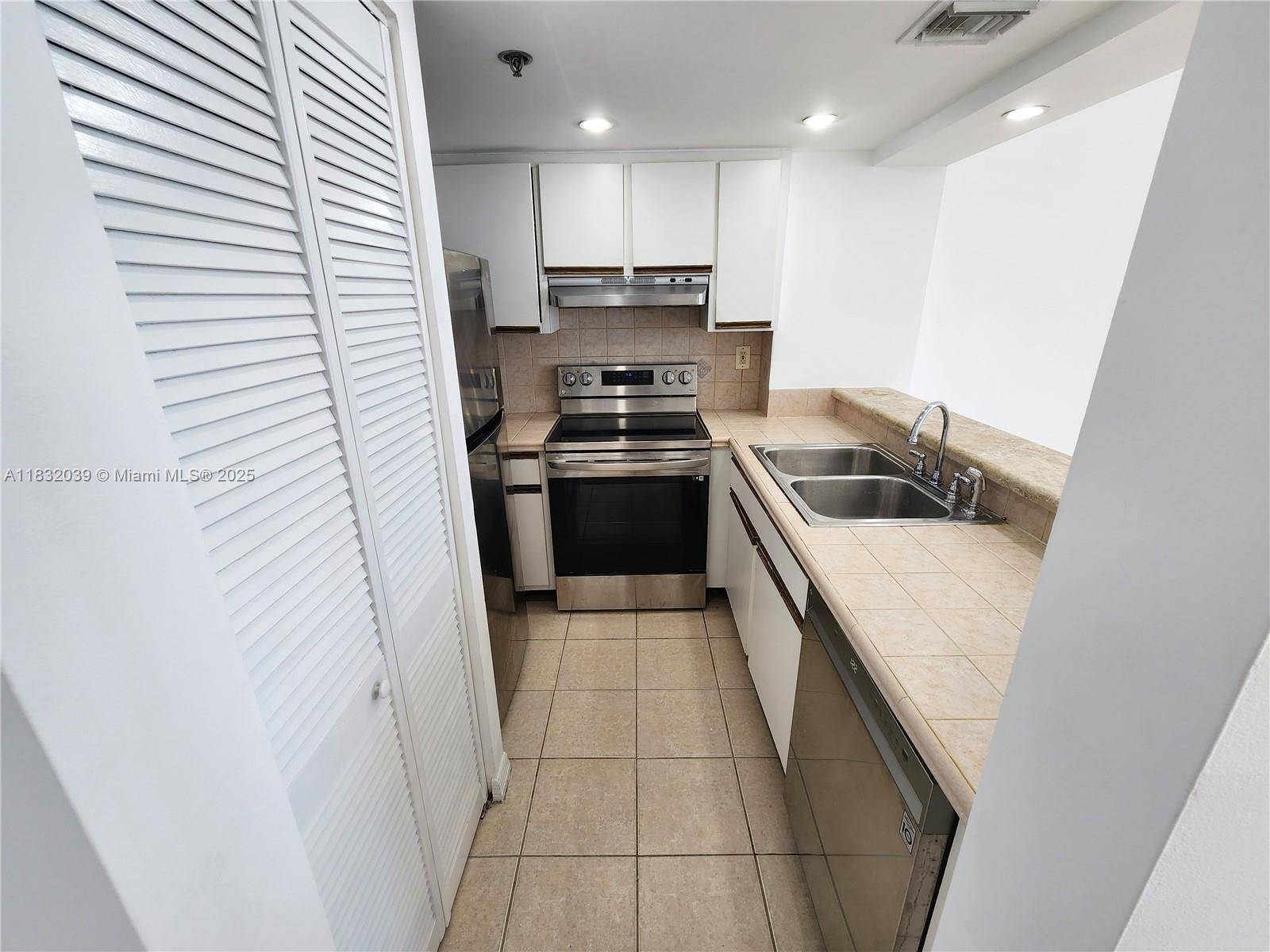 Miami, FL 33131,540 Brickell Key Dr #1603