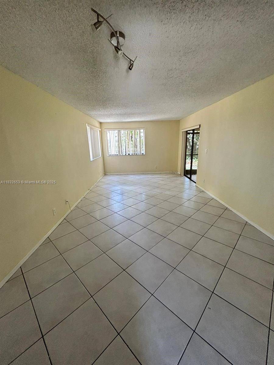 Weston, FL 33326,189 Lakeview Dr #103