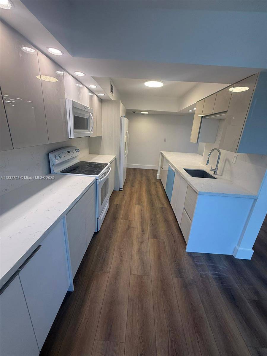 Hallandale Beach, FL 33009,851 Three Islands Blvd #209