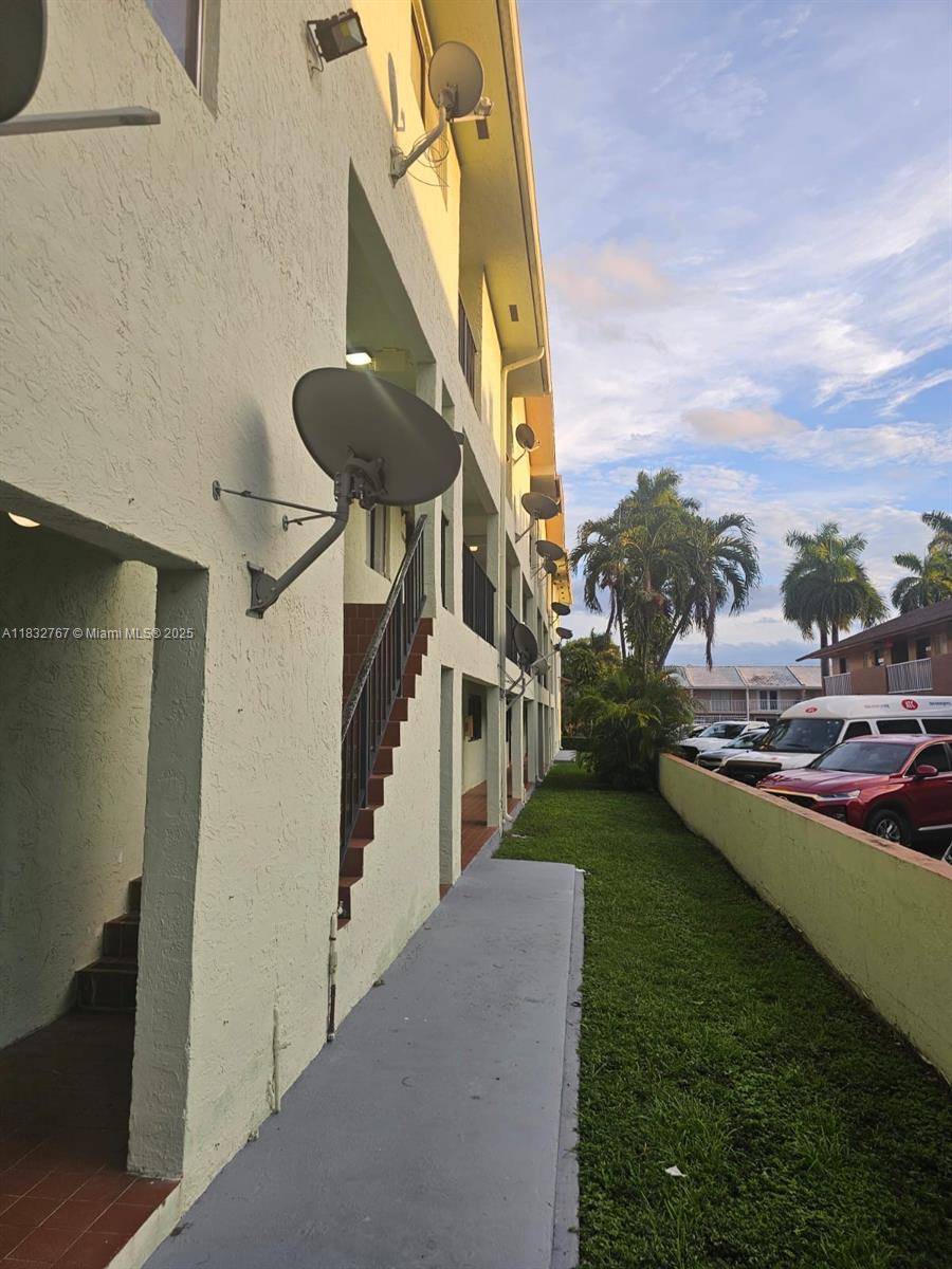 Hialeah, FL 33012,1521 W 42nd Pl #18