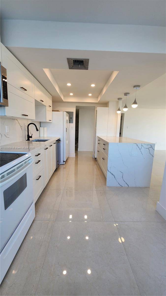 Aventura, FL 33160,18051 Biscayne Blvd #1705