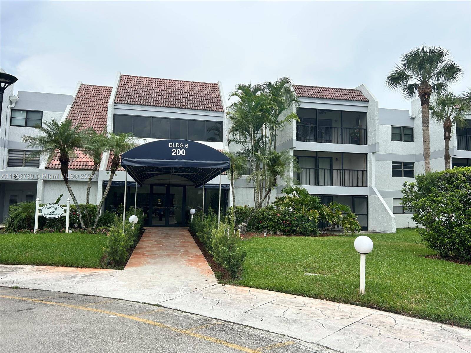Weston, FL 33326,200 Lakeview Dr #312
