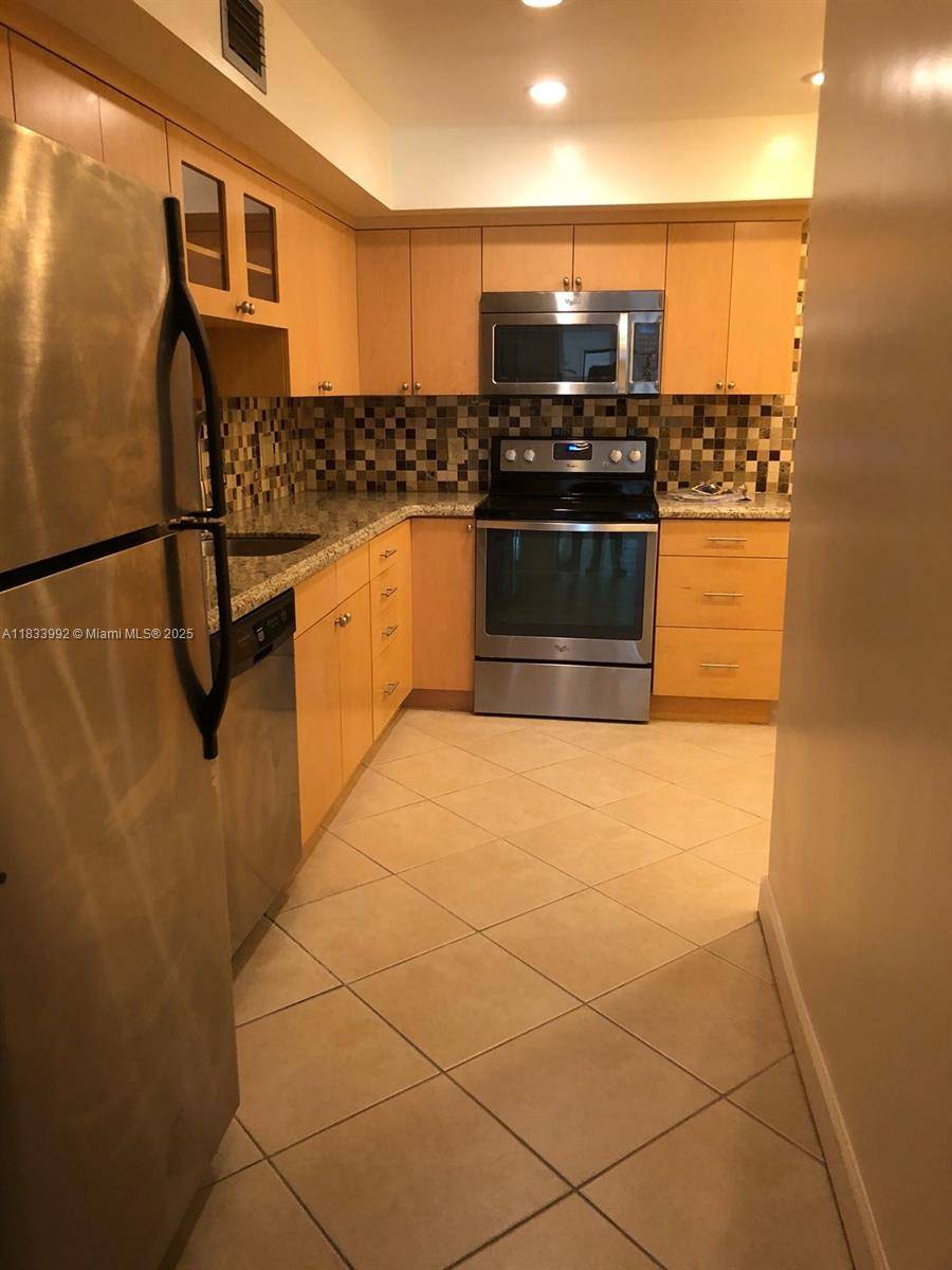 Hollywood, FL 33021,4000 N Hills Dr #32