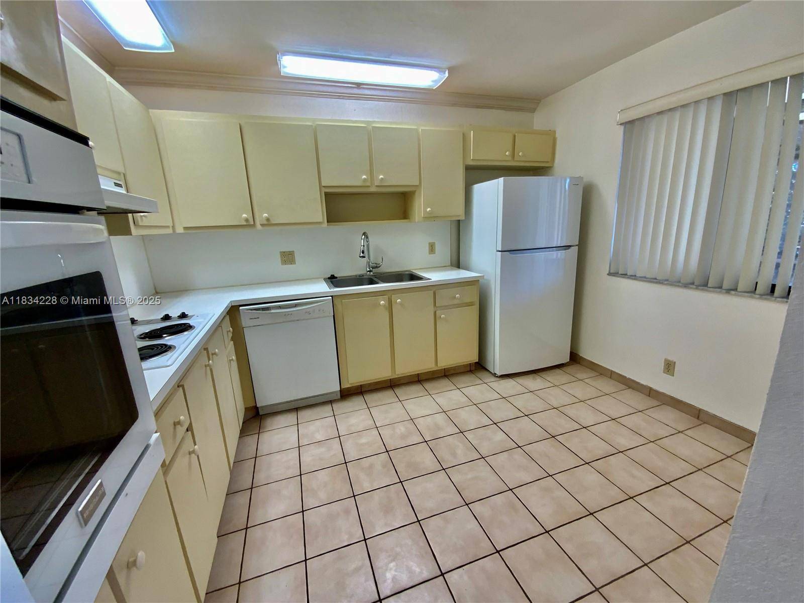 Weston, FL 33326,417 Lakeview Dr #204