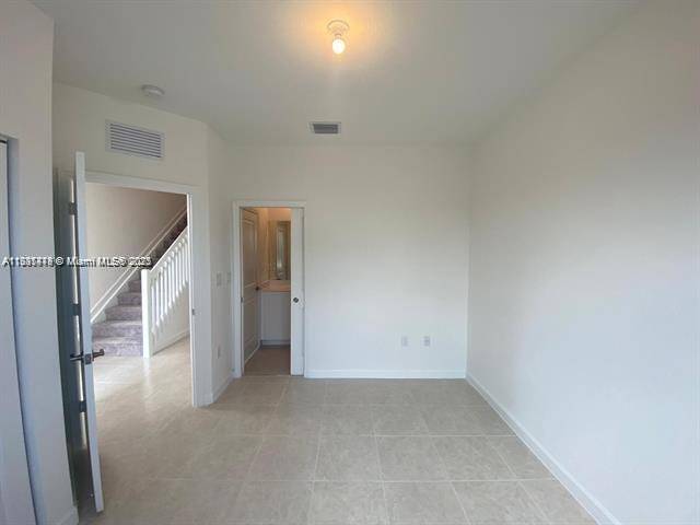 Miami, FL 33179,575 NE 208th Ter #575