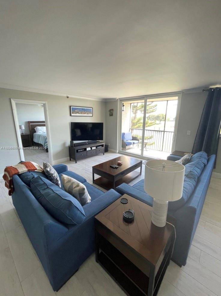 Davie, FL 33328,3300 W Rolling Hills Cir #307