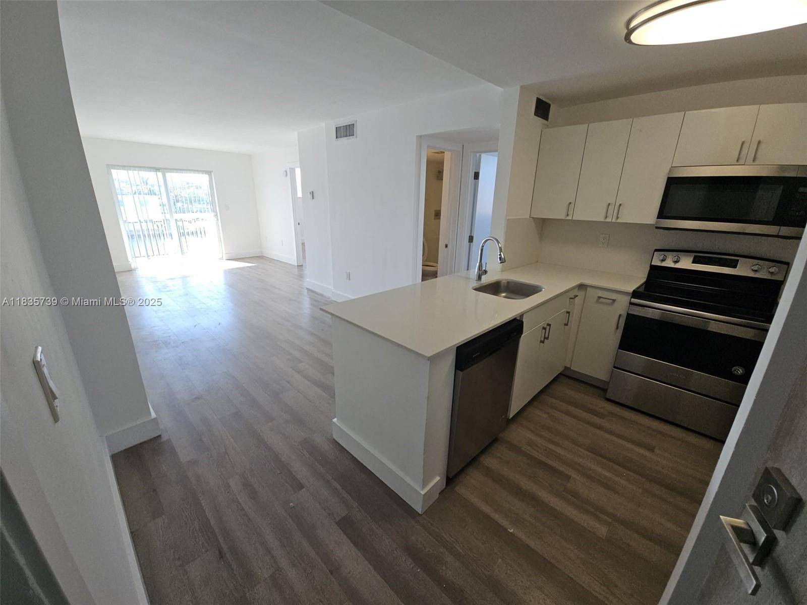 Miami Beach, FL 33141,8101 Crespi Blvd #402
