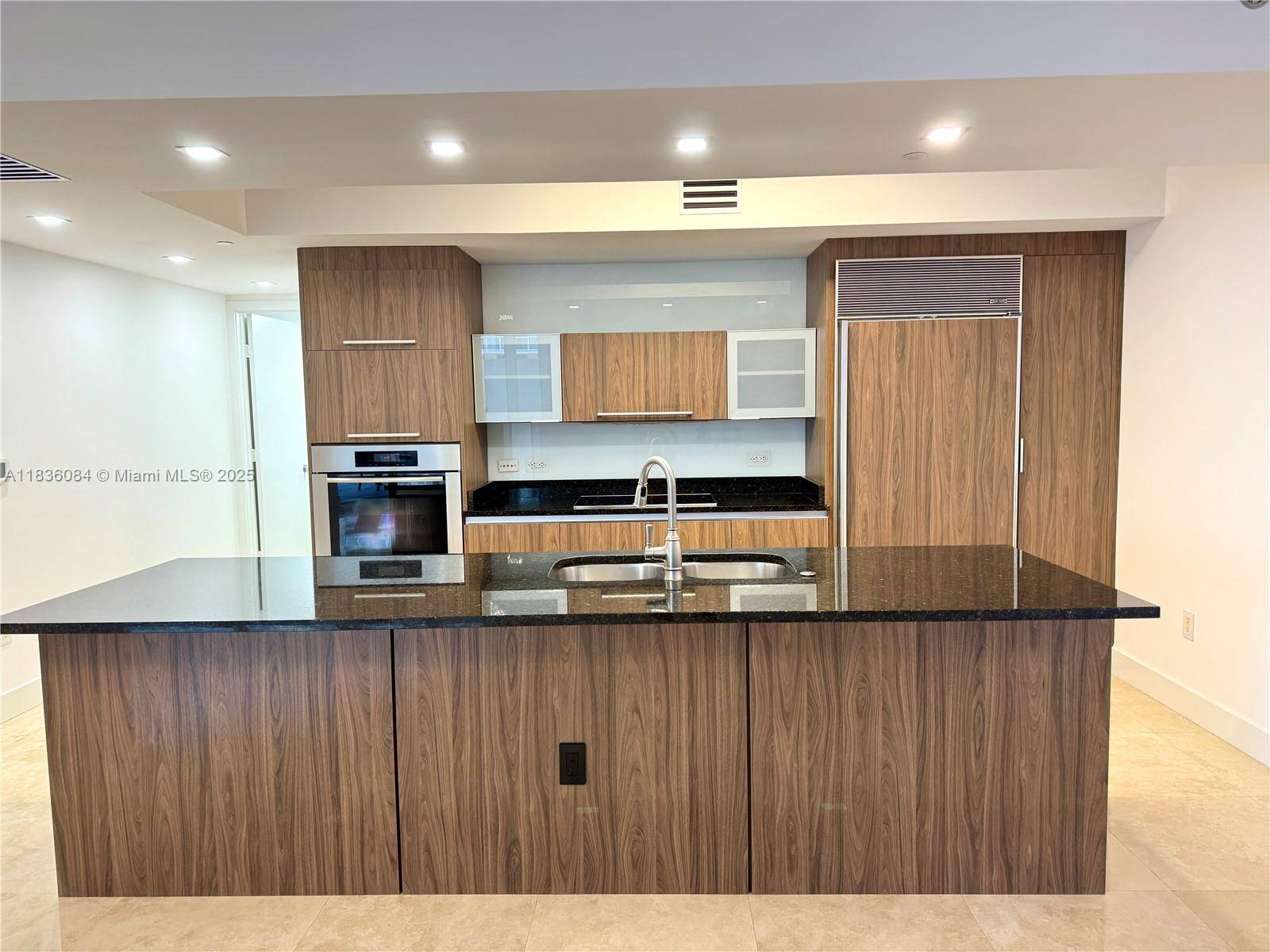 Sunny Isles Beach, FL 33160,17201 Collins Ave #507