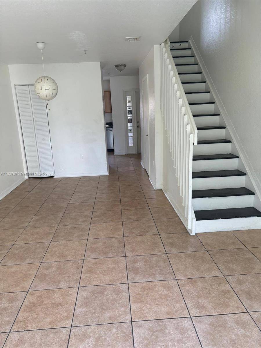 North Miami Beach, FL 33162,2050 NE 167th St #3-124