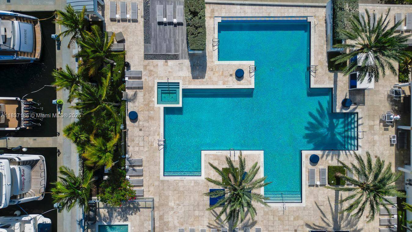 North Miami Beach, FL 33160,17111 Biscayne Blvd #909