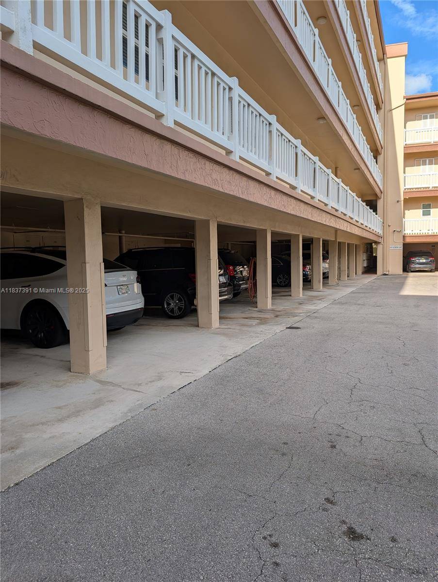 Plantation, FL 33317,6751 Cypress Rd #405