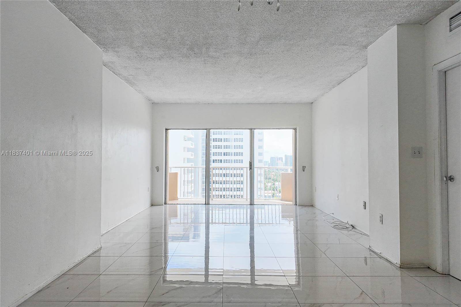 Hallandale Beach, FL 33009,1980 S Ocean Dr #17L