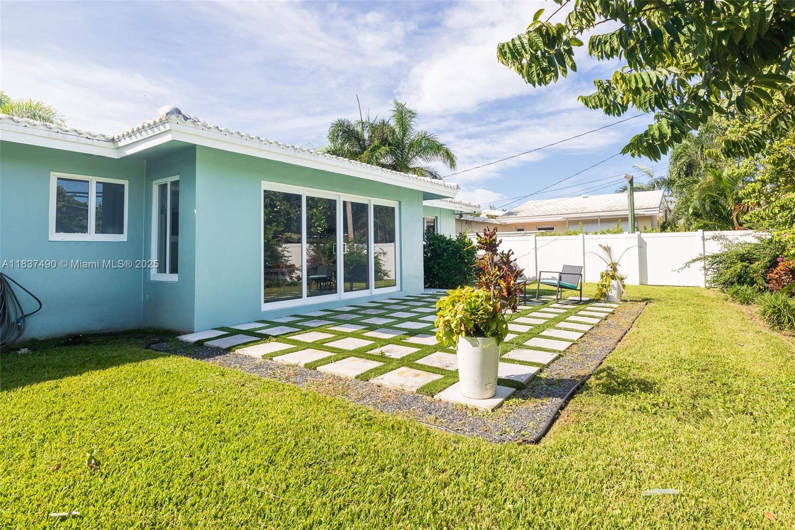 Pompano Beach, FL 33060,121 SE 7th St