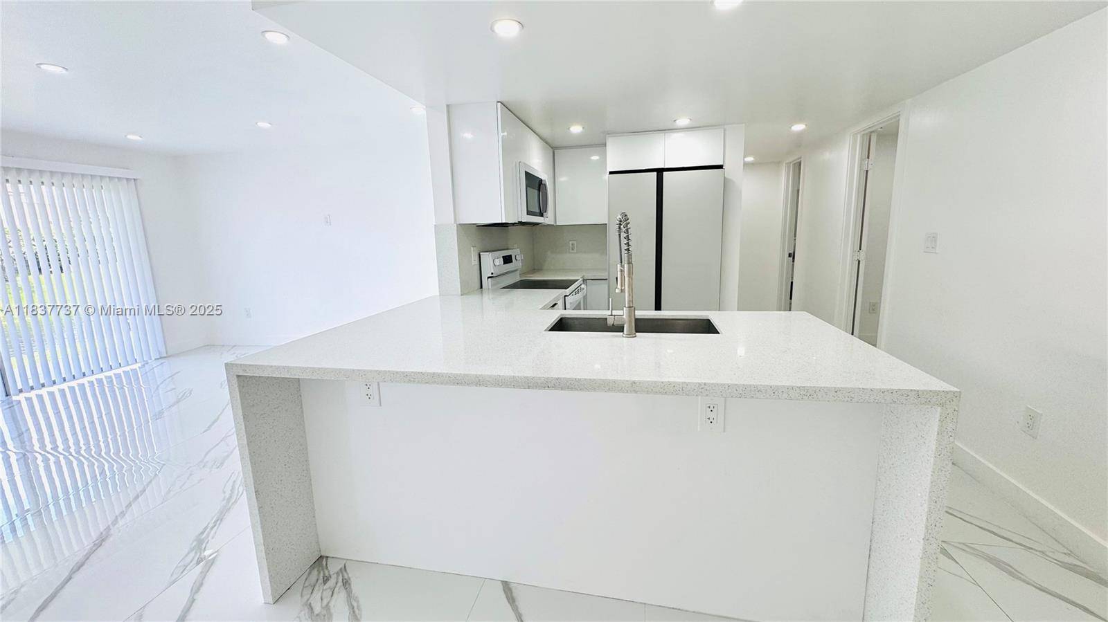 Miami, FL 33172,9375 Fontainebleau Blvd #L111