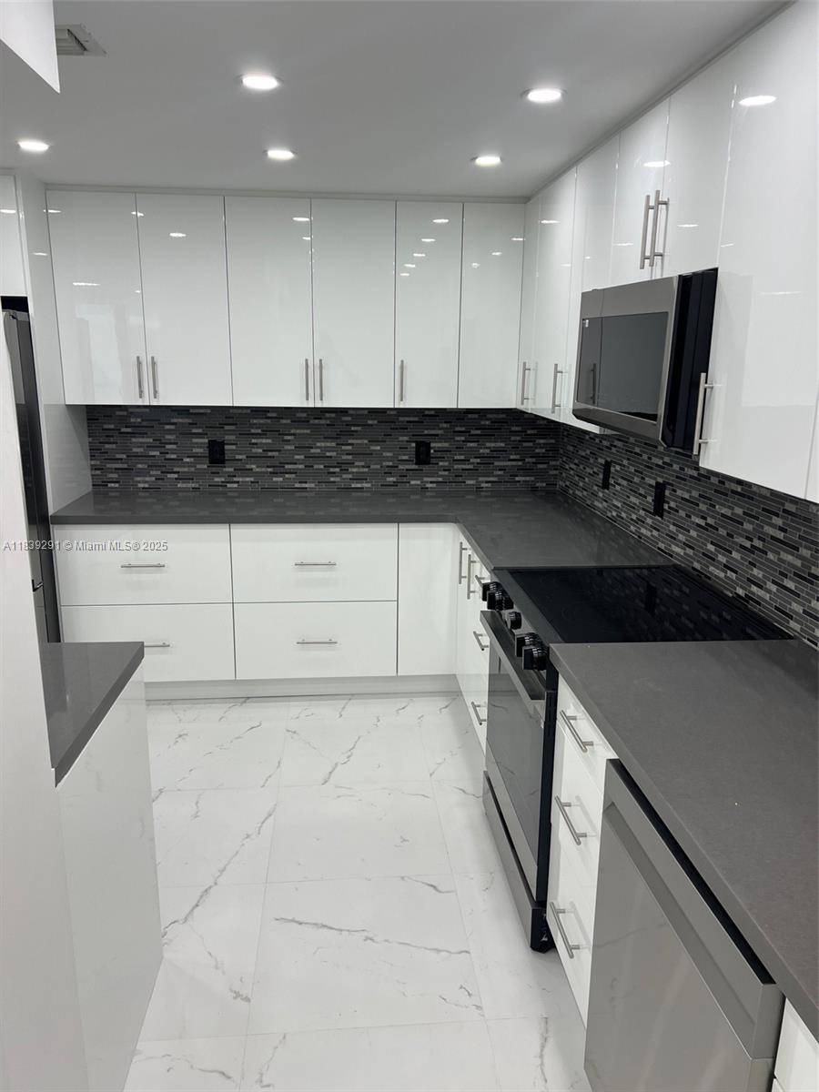 Bal Harbour, FL 33154,9801 Collins Ave #15X/complete renovated