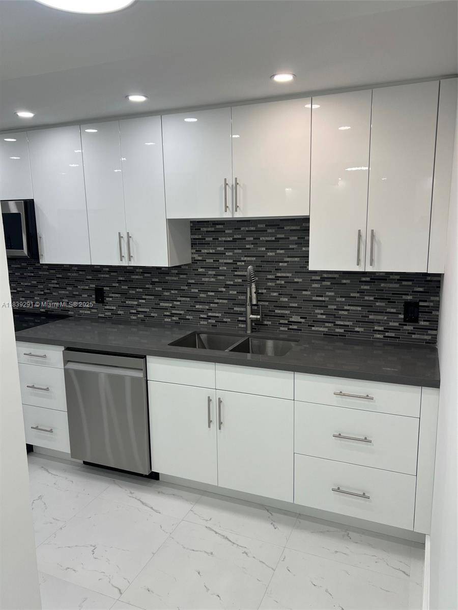 Bal Harbour, FL 33154,9801 Collins Ave #15X/complete renovated
