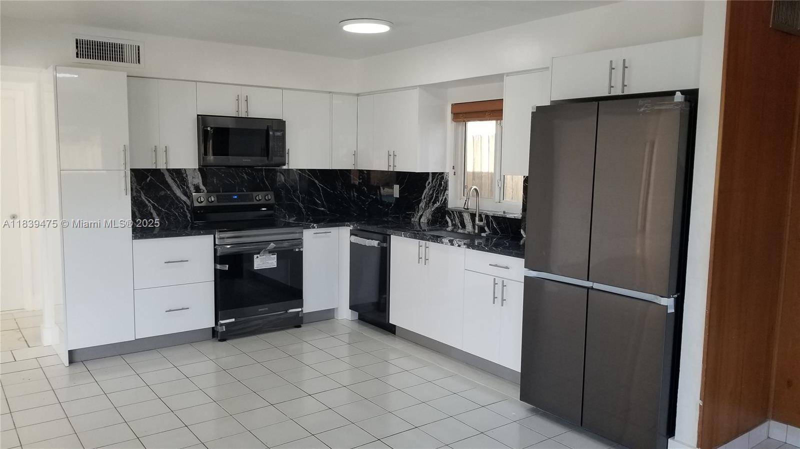 Miami, FL 33179,20415 Highland Lakes Blvd #0