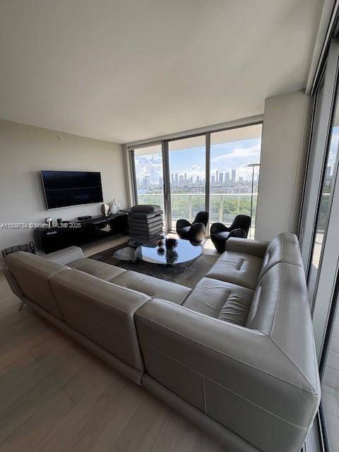 North Miami Beach, FL 33160,16385 Biscayne Blvd #921