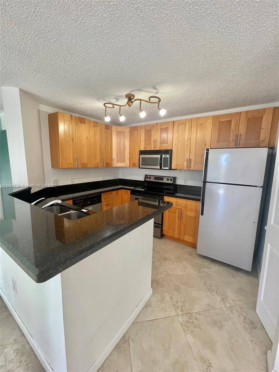 Aventura, FL 33180,19999 E Country Club Dr #1604