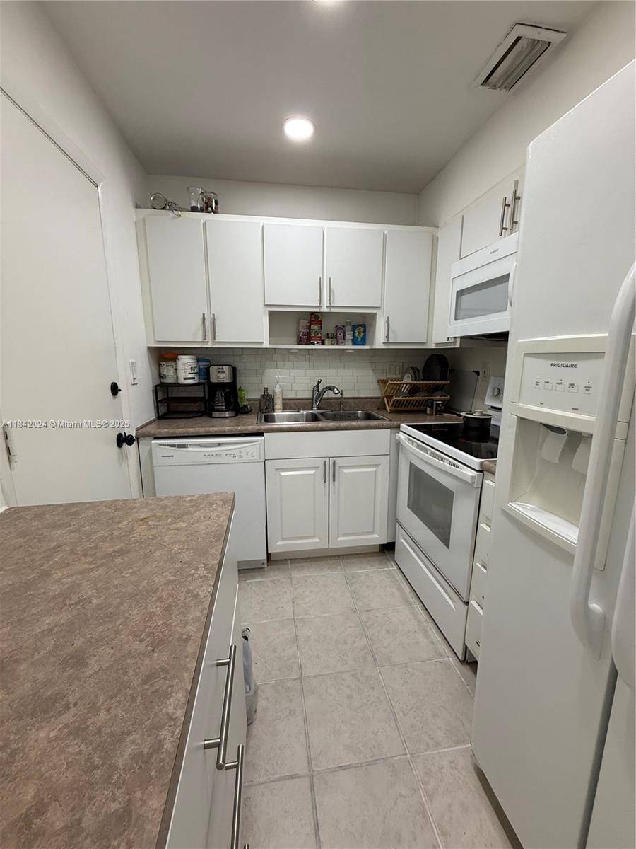 Oakland Park, FL 33334,3000 NE 16th Ave #209