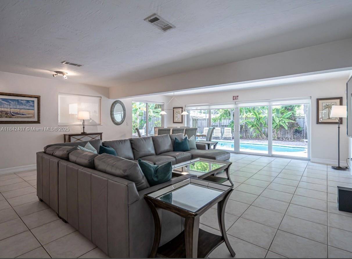 Hollywood, FL 33019,906 N 13th Ave