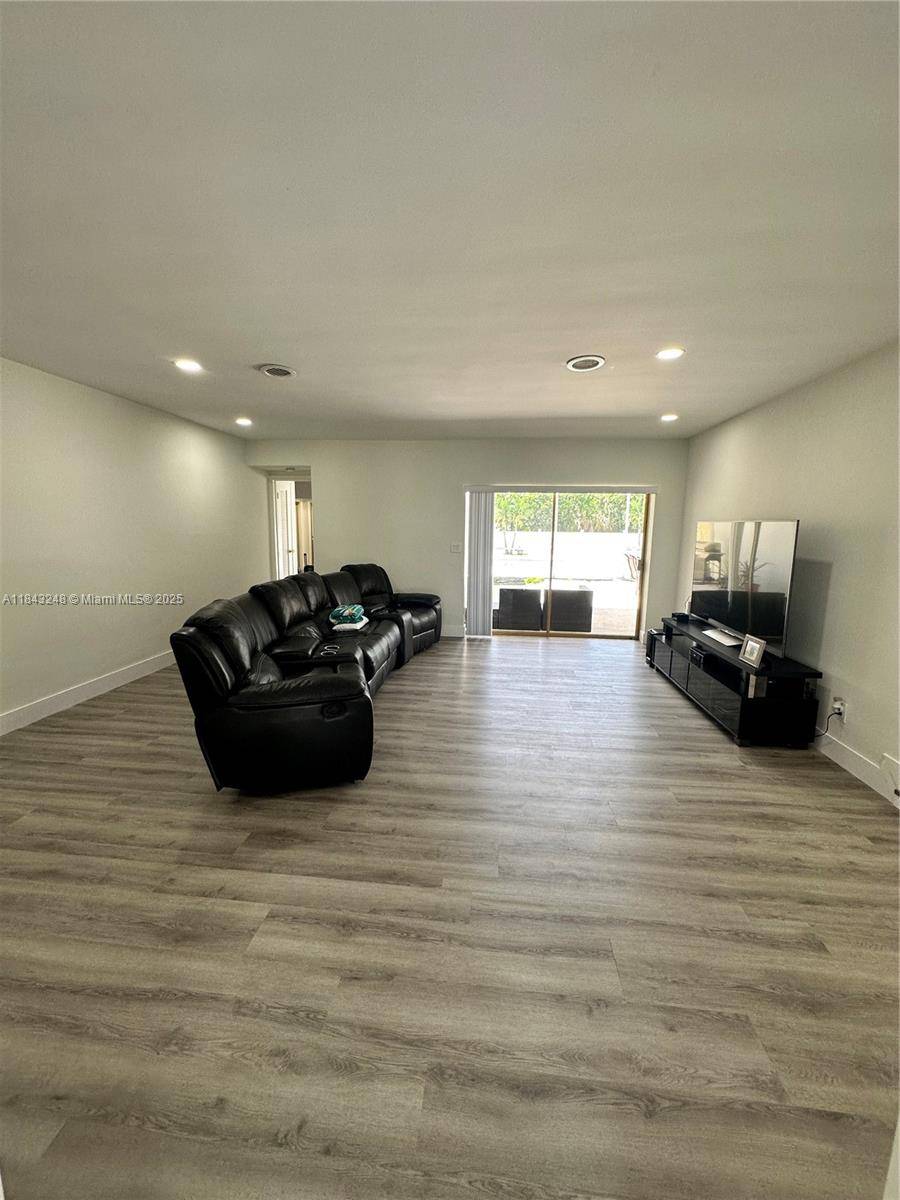 Hollywood, FL 33021,5300 Madison St