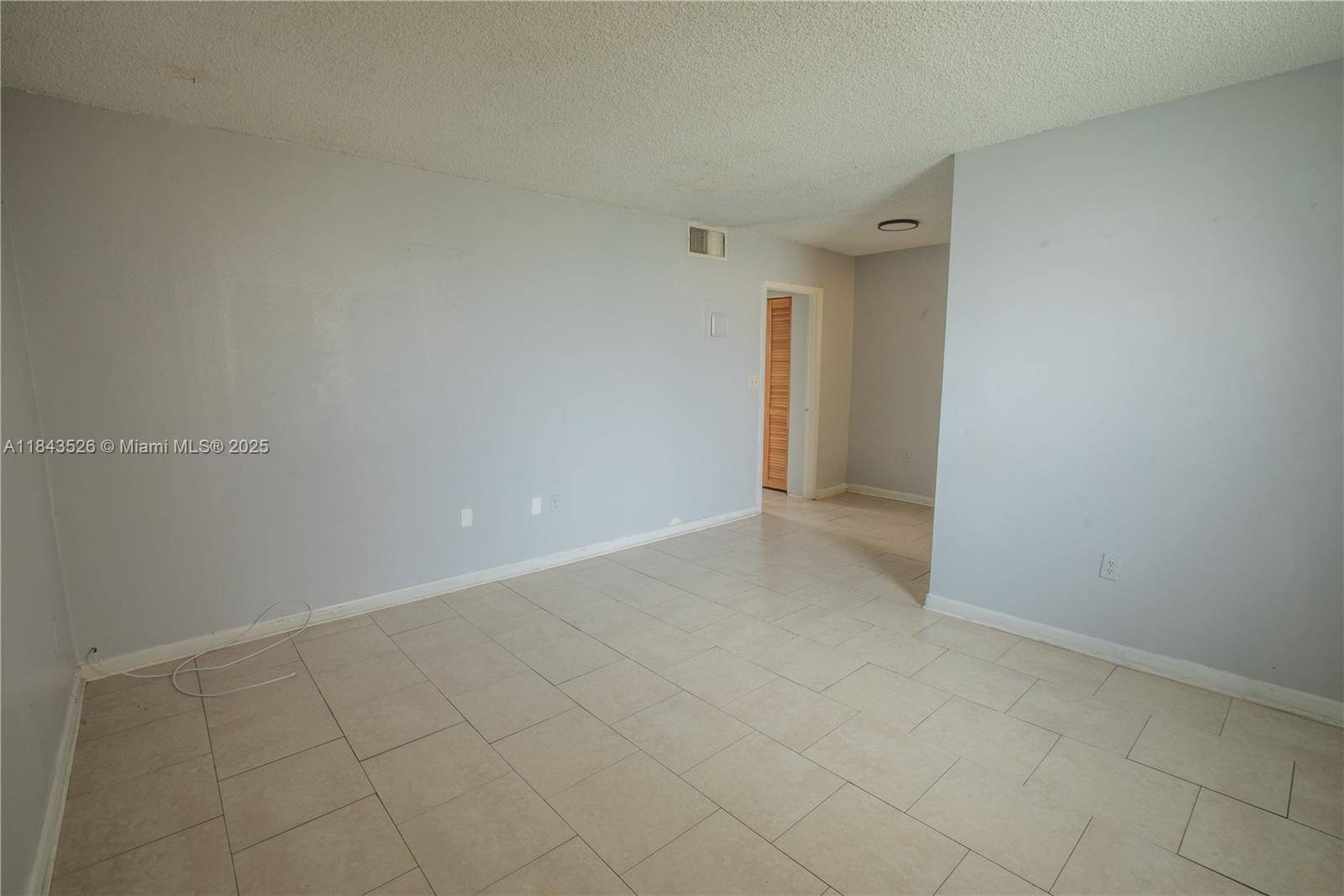 North Miami, FL 33181,1975 NE 135th St #3B