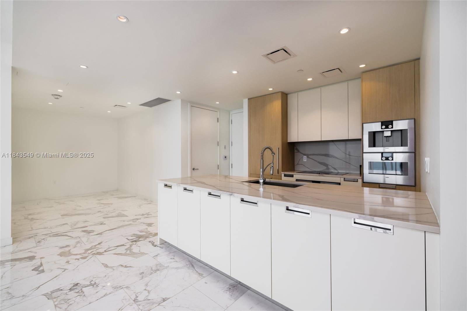 Sunny Isles Beach, FL 33160,15701 Collins Ave #1004