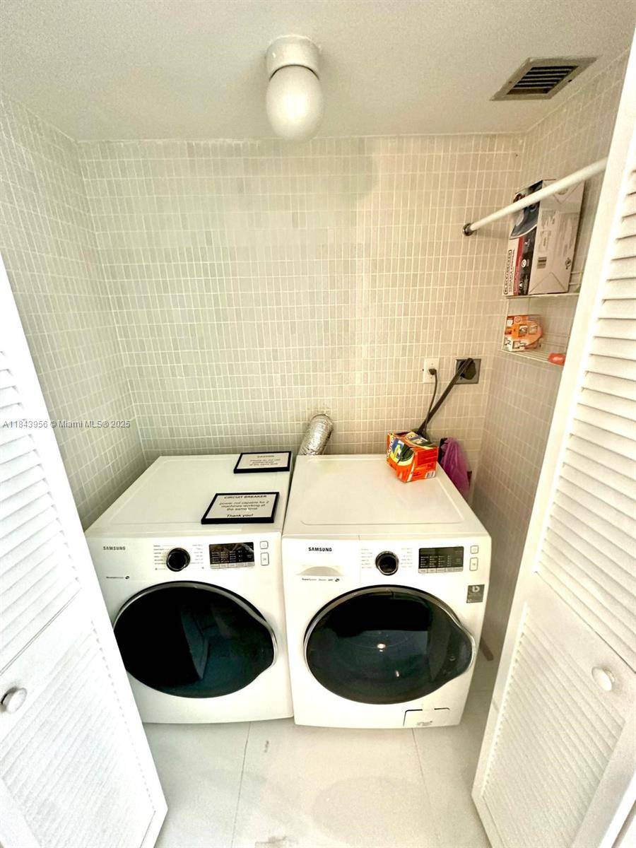 Miami Beach, FL 33141,6423 Collins Ave #1709