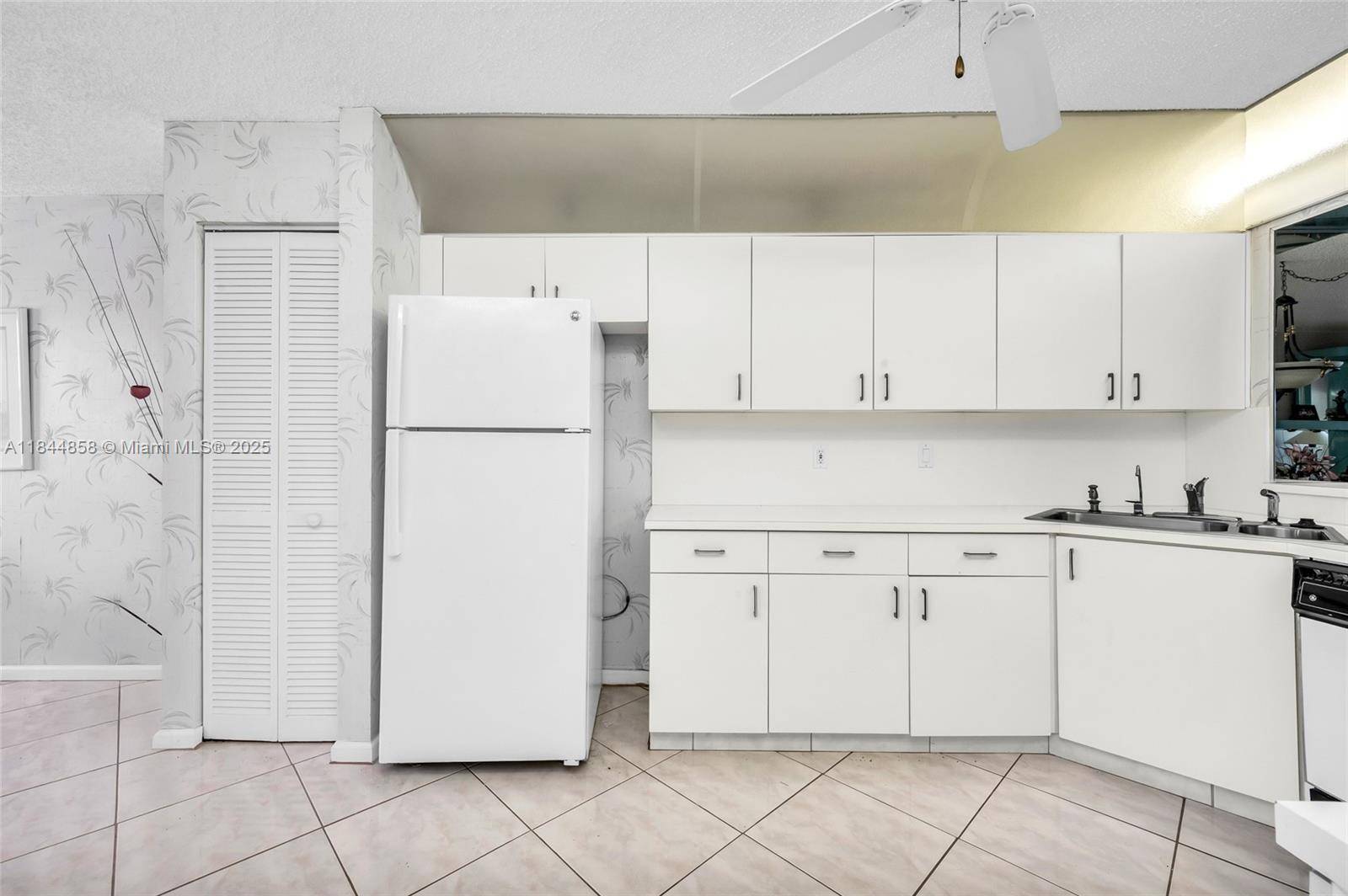 Tamarac, FL 33321,7536 Fairfax Dr #205