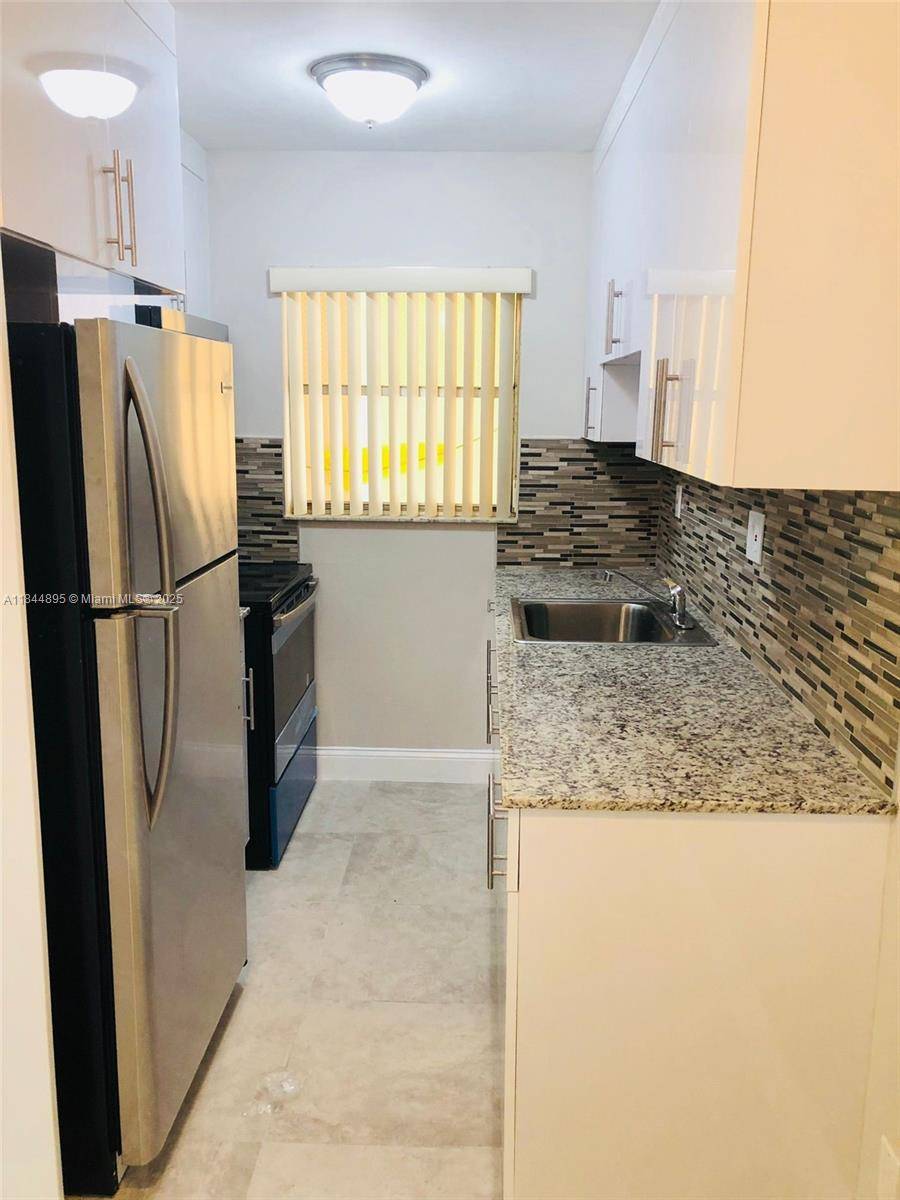 Hollywood, FL 33020,2615 POLK #24