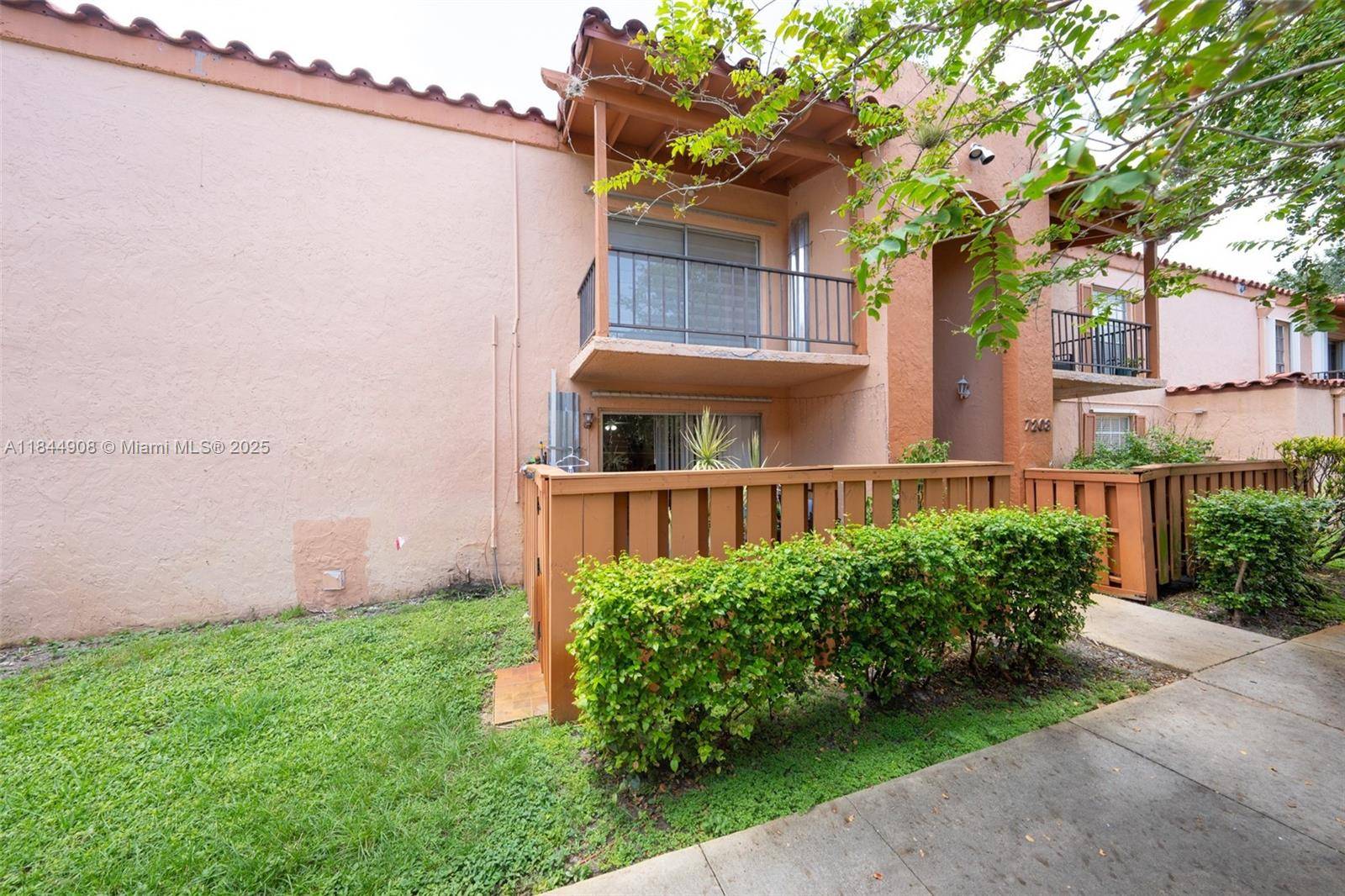 Miami Lakes, FL 33014,7208 Fairway Dr #I6