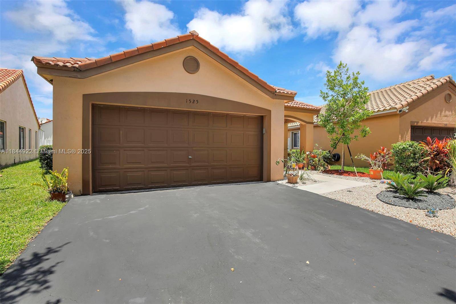 Weston, FL 33327,1525 Estancia Cir