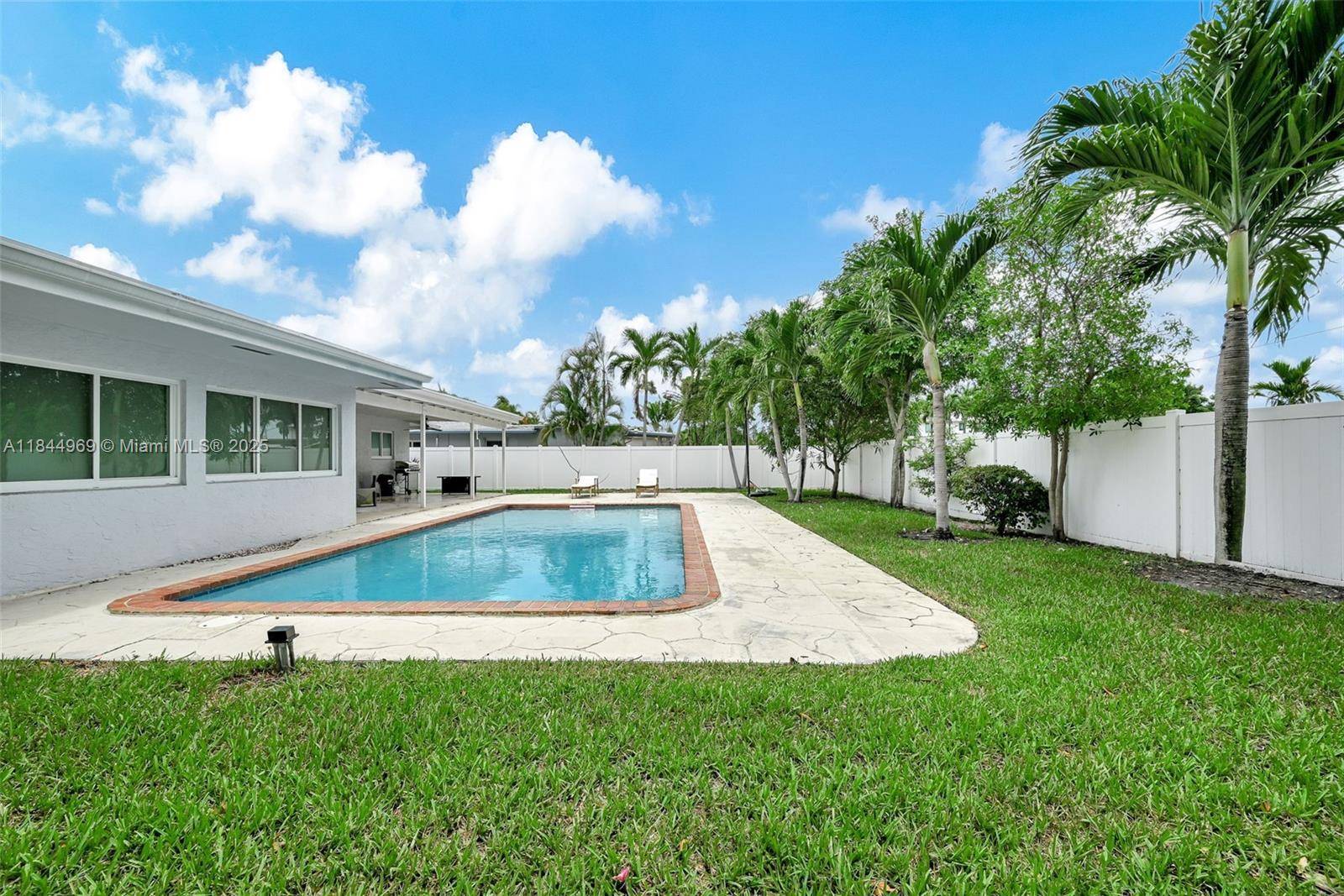 Pompano Beach, FL 33062,2432 SE 13th St