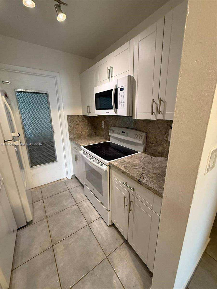 Hollywood, FL 33020,2633 Pierce St #105