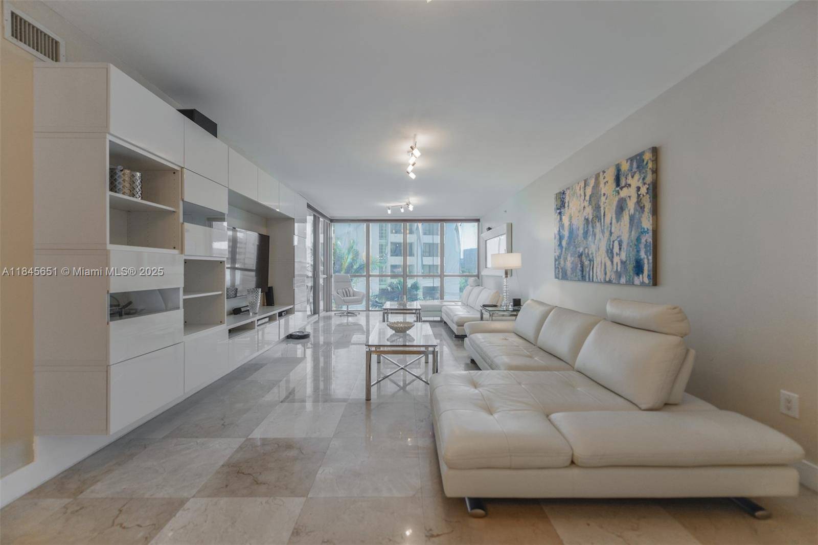 Hollywood, FL 33019,3101 S Ocean Dr #404