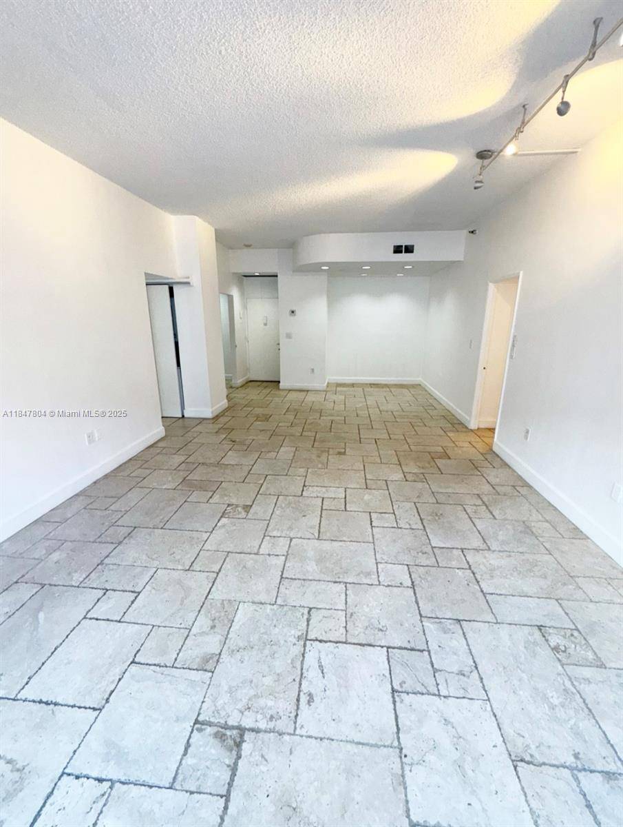 Aventura, FL 33180,20505 E Country Club Dr #135