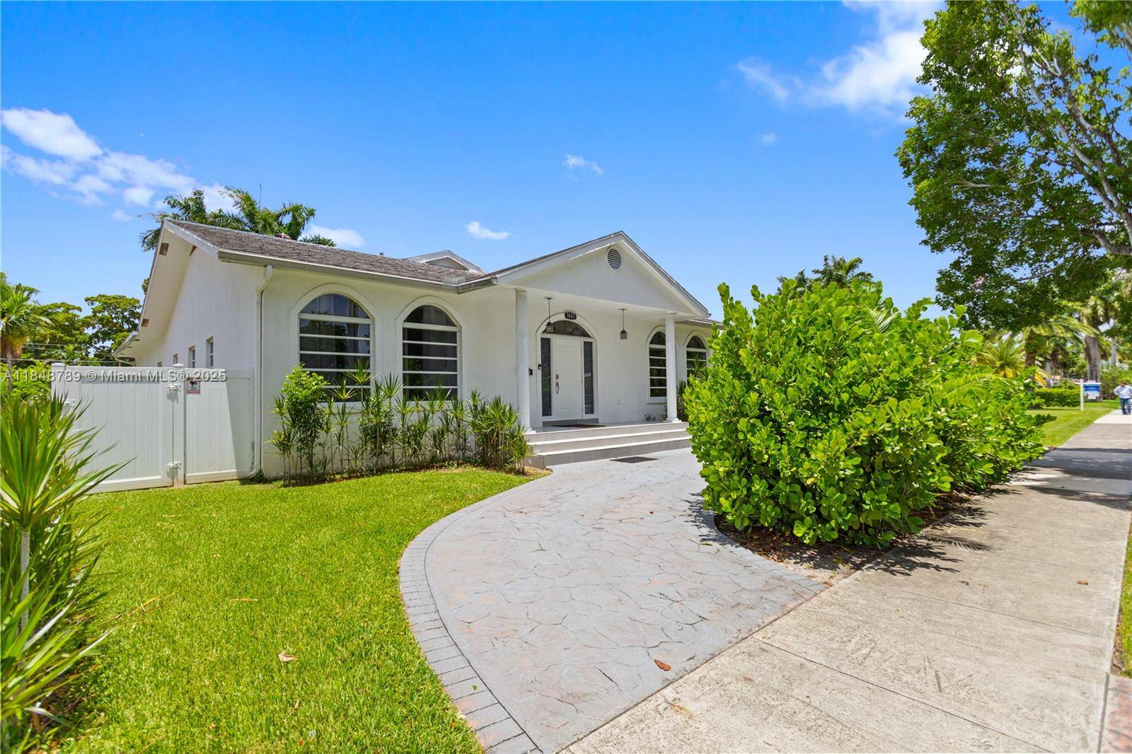 Hollywood, FL 33020,1623 Mayo St