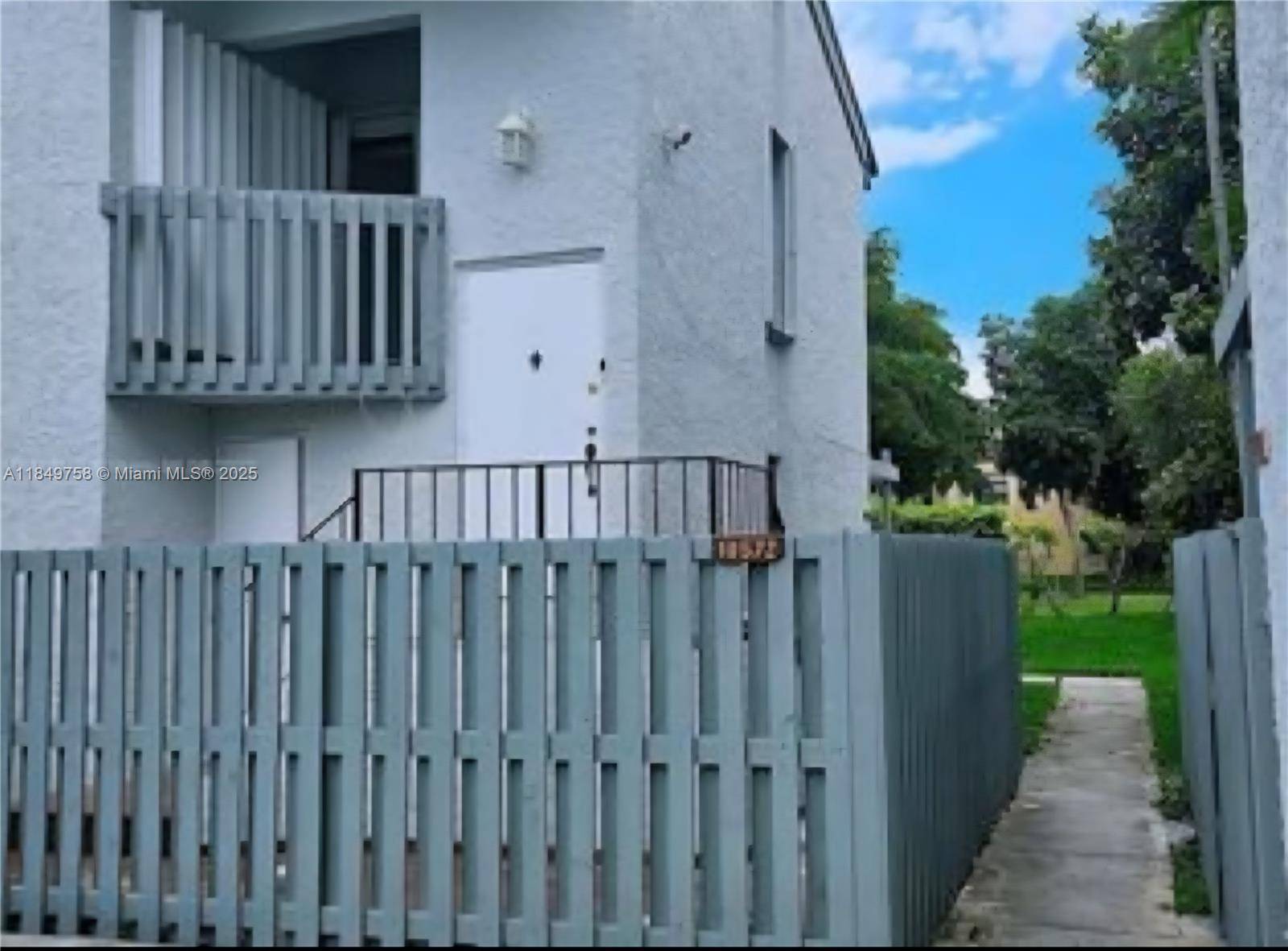 Miami, FL 33172,10572 NW 7th Ter #B5