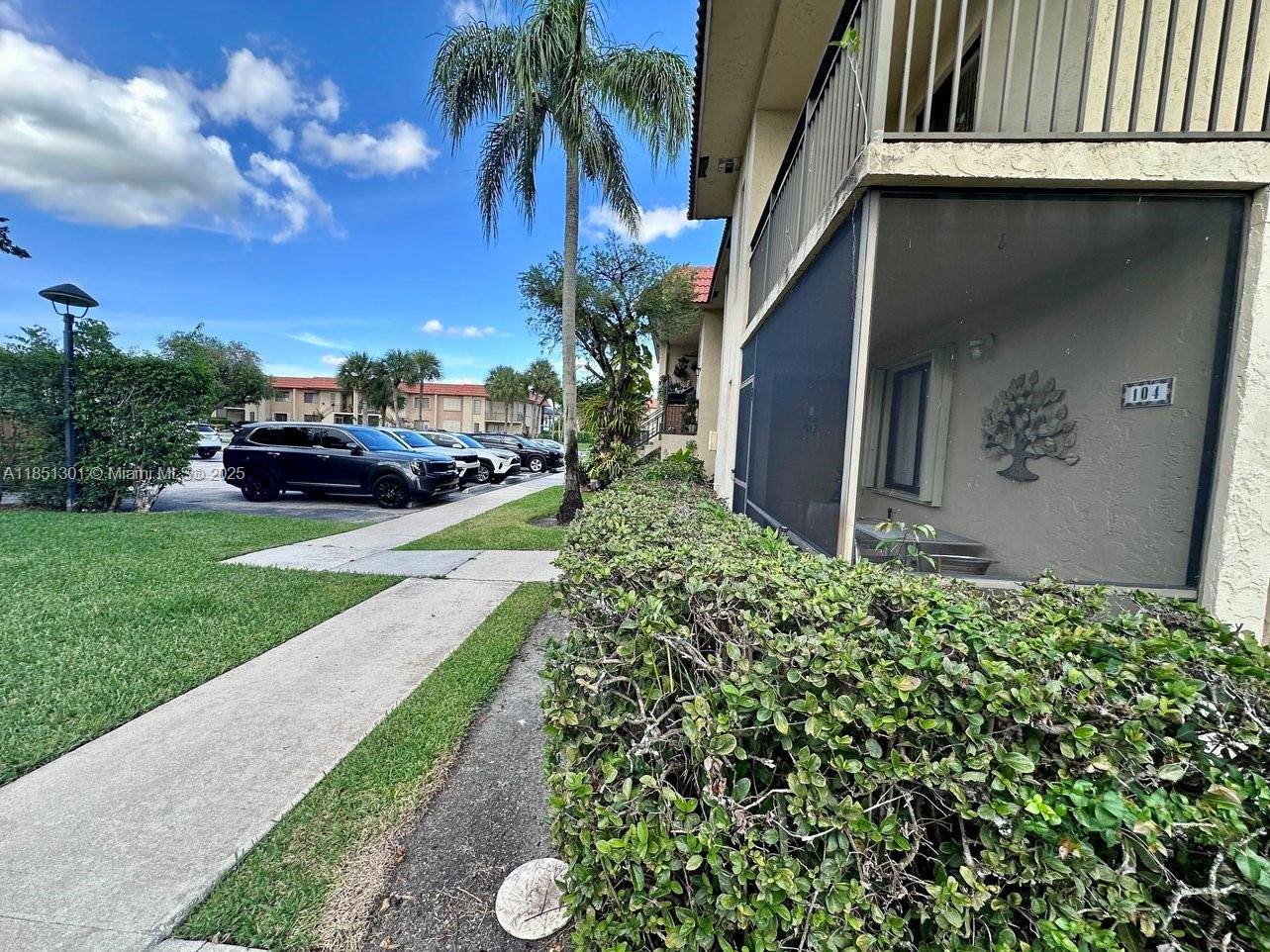 Weston, FL 33326,366 Lakeview Dr #104