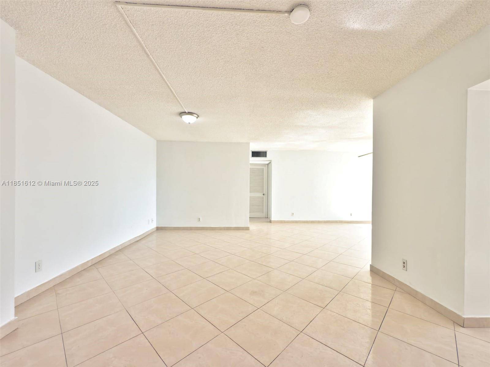 Miami, FL 33179,942 NE 199th St #3B